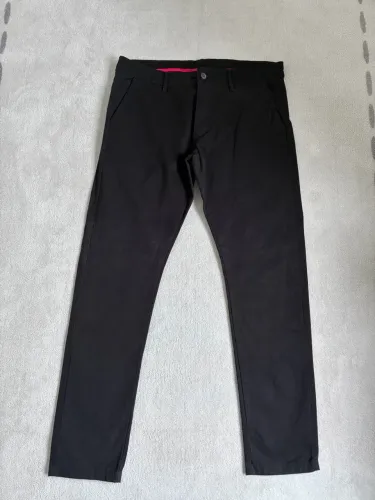 Calça Chino Tommy Hilfiger Preta de Sarja - Tamanho W36 (46/48 BR) - Impecável