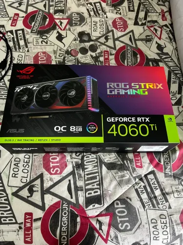 RTX 4060 Ti ROG Strix 8GB - Caixa completa com acessórios + Card colecionador