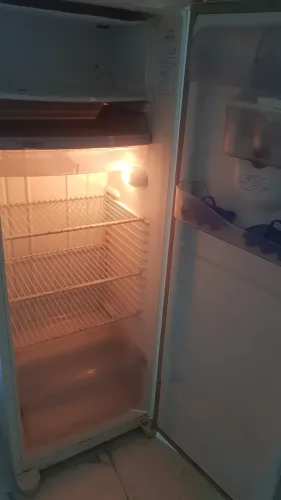 Geladeira a venda toda boa