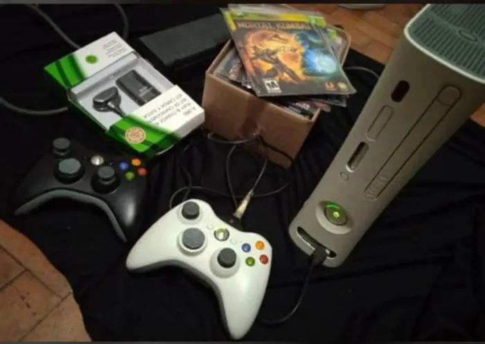 xbox 360 - 1° modelo lançado, destravado + 2 controles + 60 jogos de brinde (gravações)