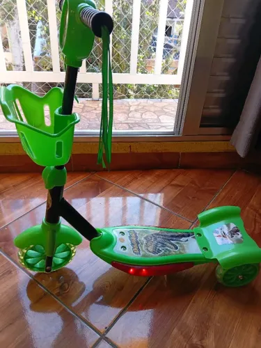 Patinete Musical Verde Dinossauro 3 Rodas!