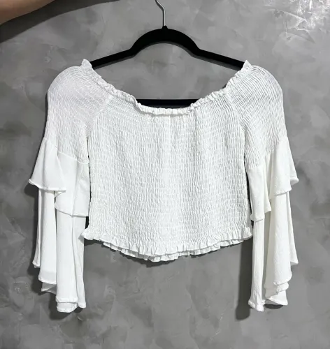 Blusa branca ombro a ombro com babados e lastex 