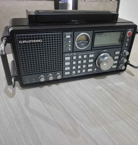 Radio scanner grundig satellit 750