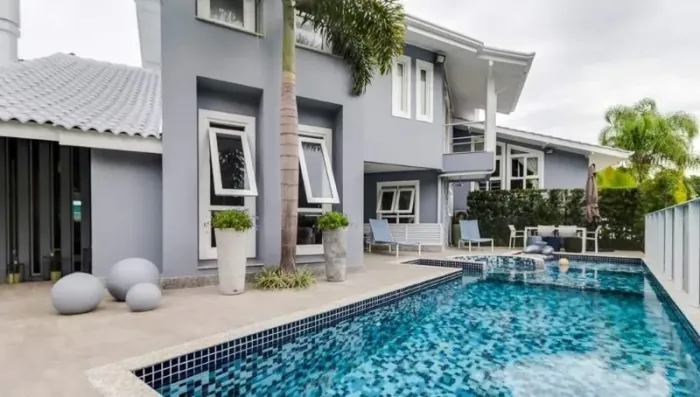 LINDA CASA EM CONDOMÍNIO FECHADO EM BALNEÁRIO CAMBORIÚ