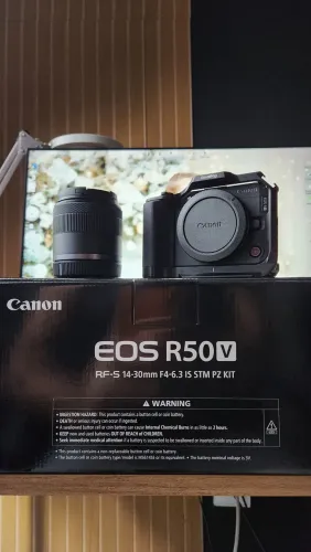 Canon R50V com Lente do Kit e Cage