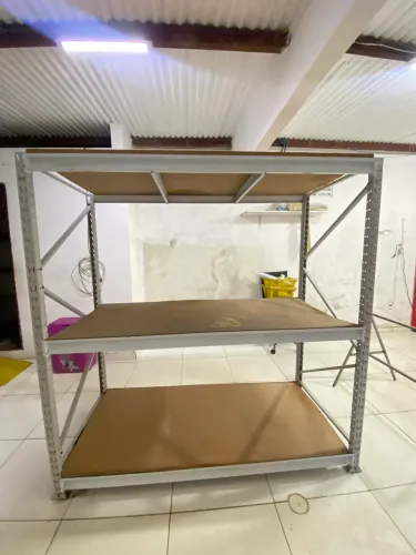 Estante com Prateleiras em Aço Reforçado