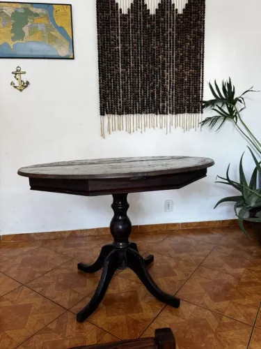 Antiga mesa imbuia com tampo resinado