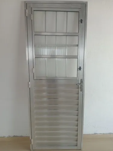 Porta de alumínio com grade intregada