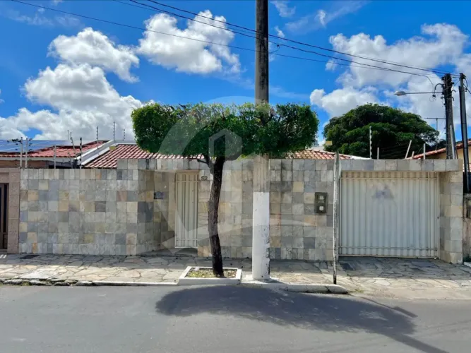 Casa ampla com 5 quartos à venda no bairro Inácio Barbosa