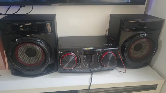 Mini System LG Xboom CJ44, com potência de 440W RMS.