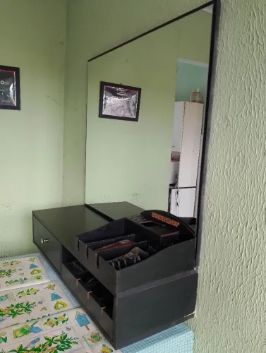 Bancada com espelho e cadeira de barbeiro hidráulica