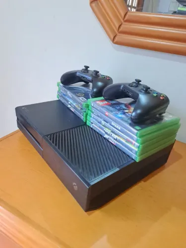 Xbox one com 2 controles e 9 jogos