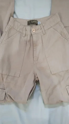 calça bege estilo cargo com modelagem wide leg da marca Latilah