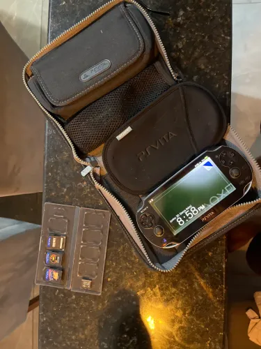 PS VITA DESBLOQUEADO/ 3 cartuchos de jogos/ carregador/ capa/ memória extra