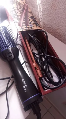 Vendo chapinha nunca usada, junto com a escova, $350. Interessados entre em contato