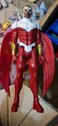Falcão Negro (Falcon) de 30 cm, da linha Marvel Titan Hero Series (modelo B6155 / B1668),