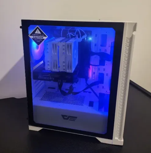PC Gamer High-End Black & White | RTX 5060 + Ryzen 3D V-Cache (1 Mês de Uso)
