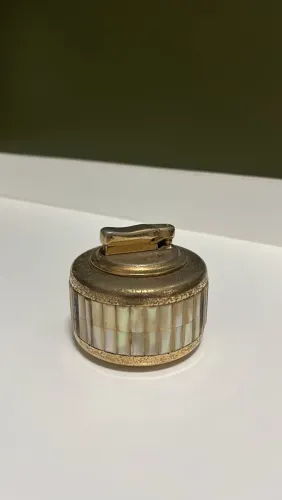 Isqueiro de Mesa Vintage com Madrepérola e Acabamento Dourado