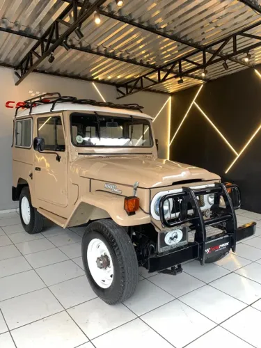 Toyota Band.Jipe Cap.de Aço Chas. Curto Diesel 1985