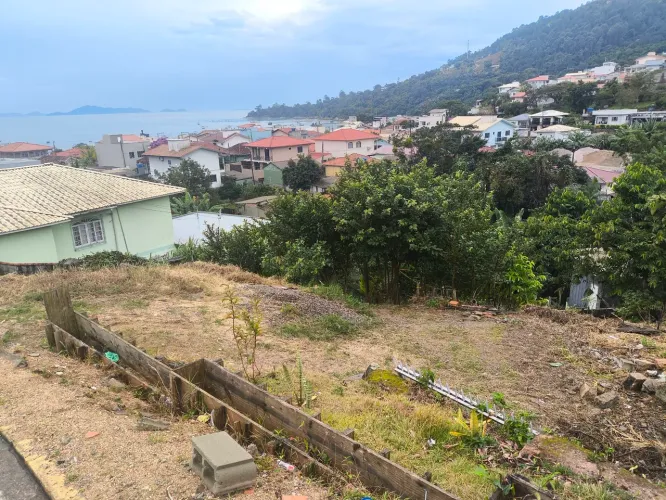 Terreno com vista para o mar