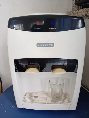 Bebedor de agua gelada