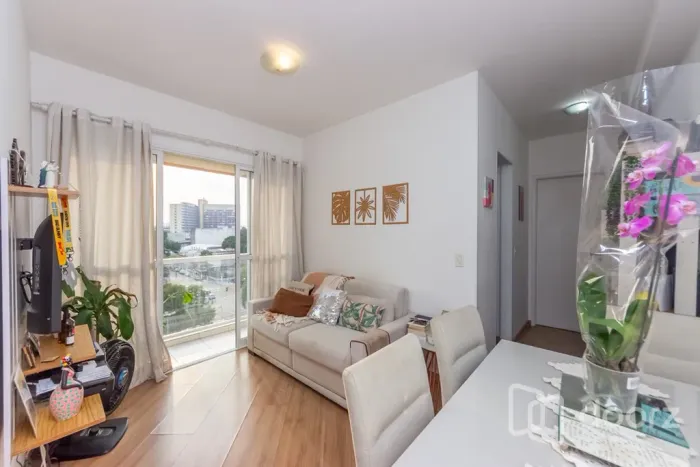 Imóvel na Pedro de Toledo com 2 dormitórios e 55m²
