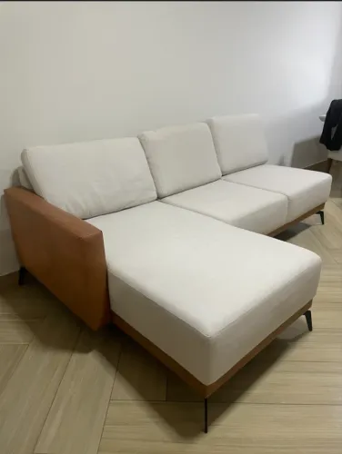 Sofá de Sala em Linho Off White com Couro Caramelo