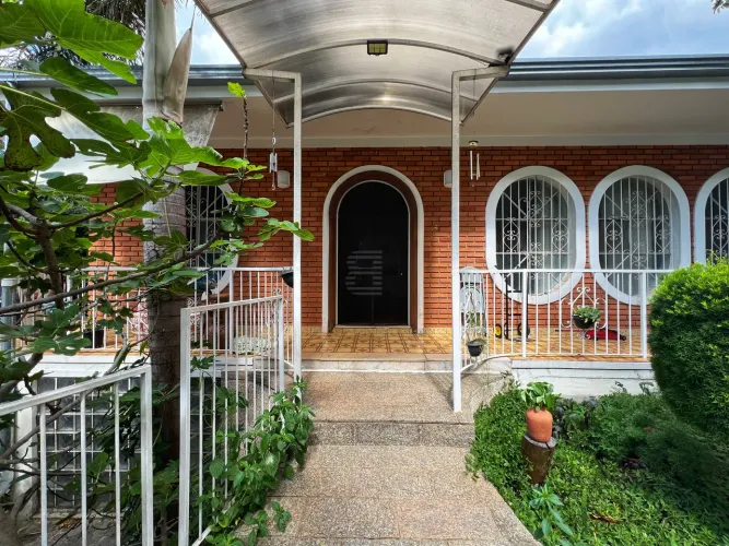 Casa Comercial ou Residencial para alugar com 4 Suítes, Piscina e Espaço Gourmet