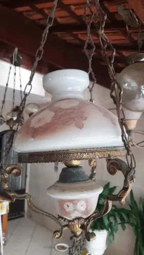 Lustre estilo colonial em bronze c cúpula de vidro opalino pintado a maoc motibo floraiso