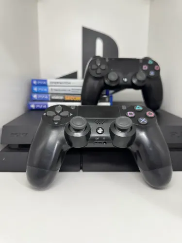 PlayStation 4 500 GB com 2 controles e jogos 