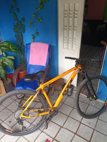 Bicicleta semi nova com documentação 