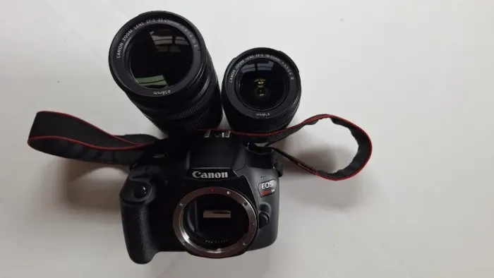 Câmera fotográfica Canon EOS Rebel T6, com acessórios e bag