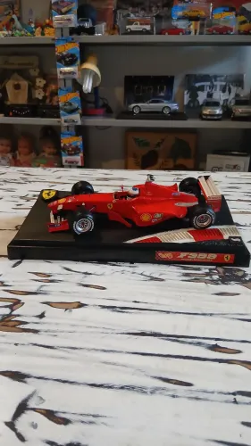 Ferrari F399 pilotada por Michael Schumacher. Escala 1:18 