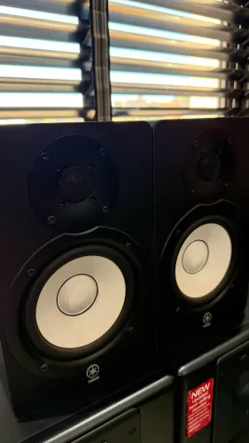 Monitores Yamaha hs5