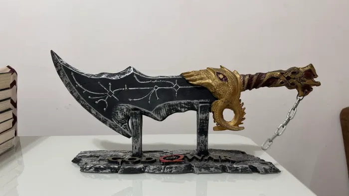 Réplica Espada Kratos God of War - Lâmina do Caos em METAL + Suporte