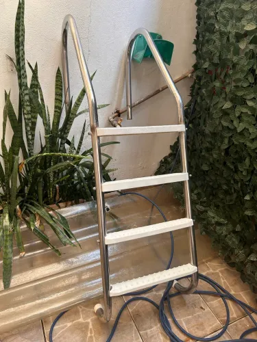 Escada para piscina com 4 degraus