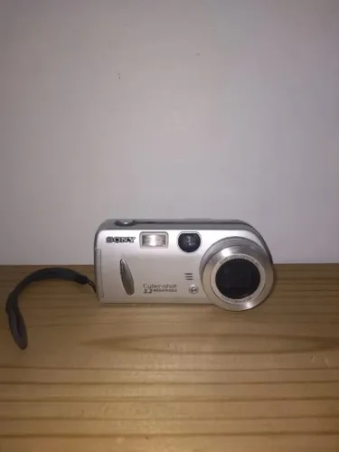Câmera Sony Cyber Shot DSC-P52 (COM DEFEITOS) - Para peças ou conserto