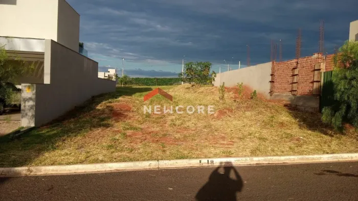 Lote em condomínio em Avenida Madrid - Residencial Villa de León - Piratininga/SP