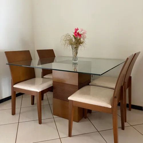 Mesa de vidro com cadeiras