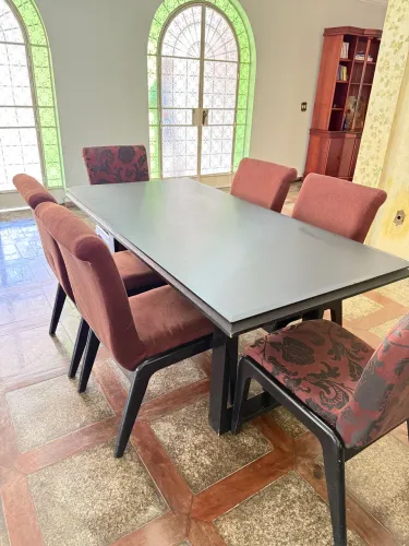 Mesa de jantar de 6 lugares com as cadeiras