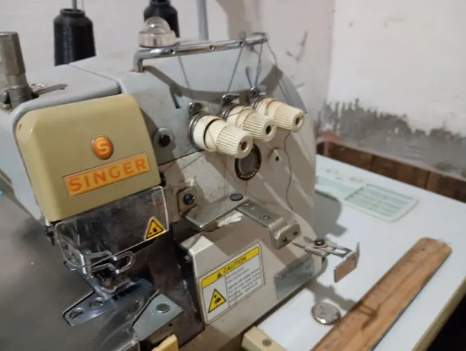 Máquina de costura Overloque industrial Singer