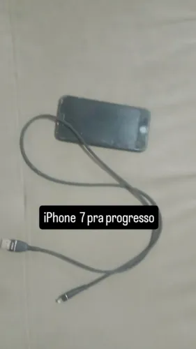 Vendo iPhone 7 com carregador