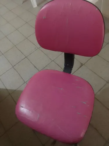Cadeira de escritório rosa usada