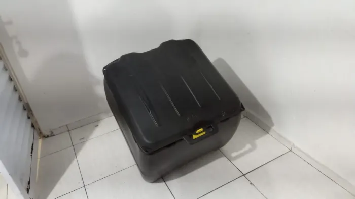 Vende-se baú preto novo de 140L