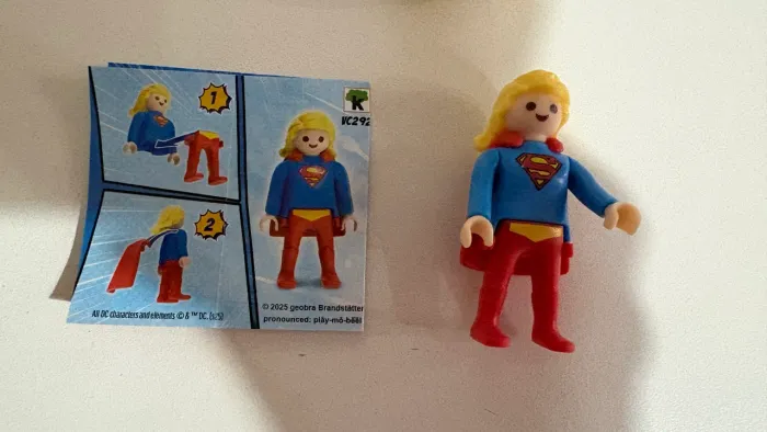 Vendo Super Girl Kinder Ovo