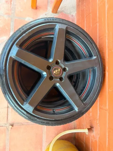 VENDO OU TROCO JOGO DE RODA ARO 20 COM PNEUS 225/3520