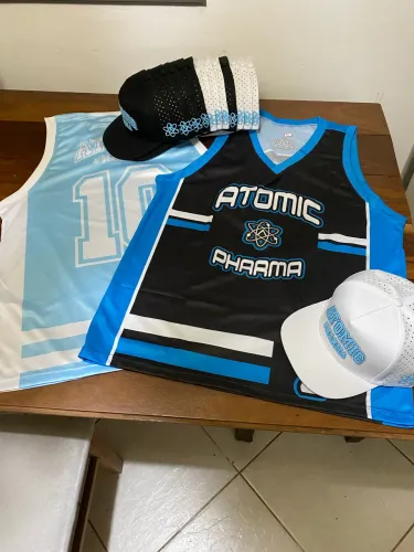 Kit de 2 camisetas esportivas + 1 boné