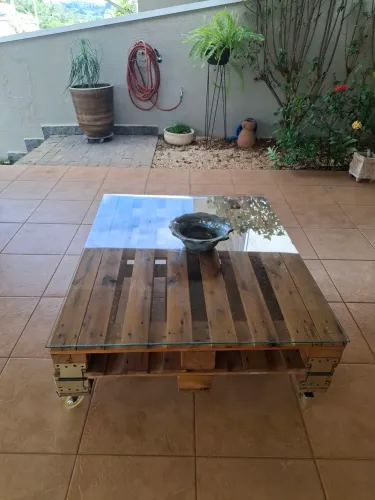 Mesa Pallet com vidro bisotado