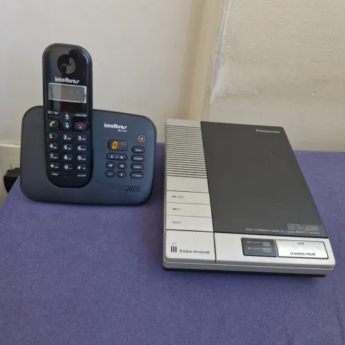 Telefone com duas secretárias eletrônicas