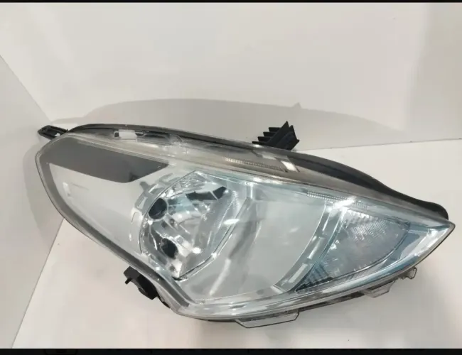 Vendo farol dianteiro direito original sem uso do Versa 2017